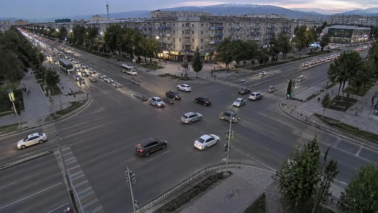 Перекрёсток проспекта Астаны вечером: автобусы и автомобили